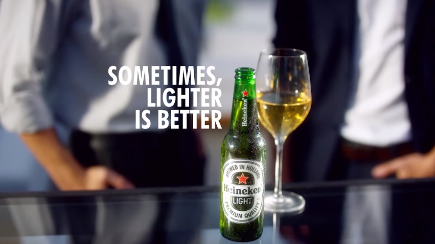 "Sometimes, Lighter Is Better" era a frase da campanha da Heineken, acusada de racismo (Reprodução)