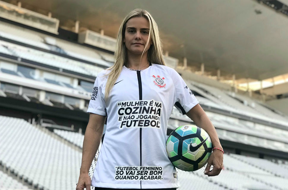 Milene Domingues, embaixadora da equipe, com a camisa da campanha (Divulgação)