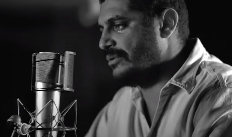 Criolo em cena de nova versão do clipe de 'Não Existe Amor em SP' (Reprodução)