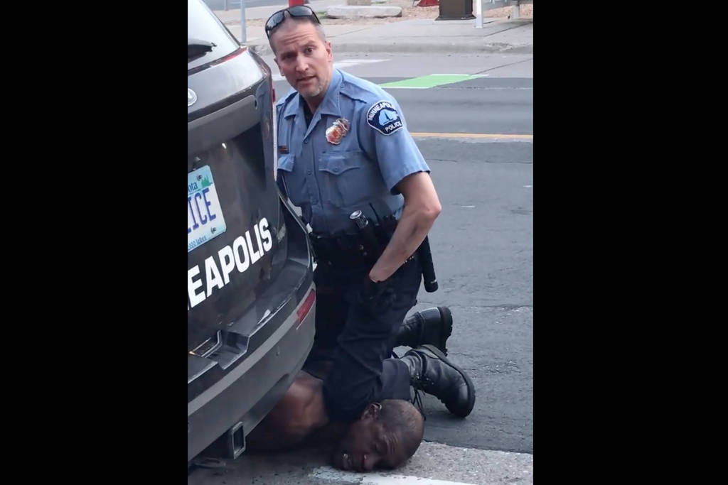 Policial sufoca George Floyd ao prendê-lo em Minneapolis (Minnesota) - Darnella Frazier no Facebook, via AFP