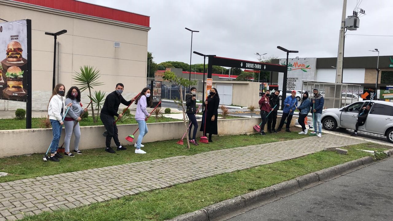 Pessoas vão com vassoura e máscara ao drive thru do Burger King no Dia das Bruxas (Divulgação)