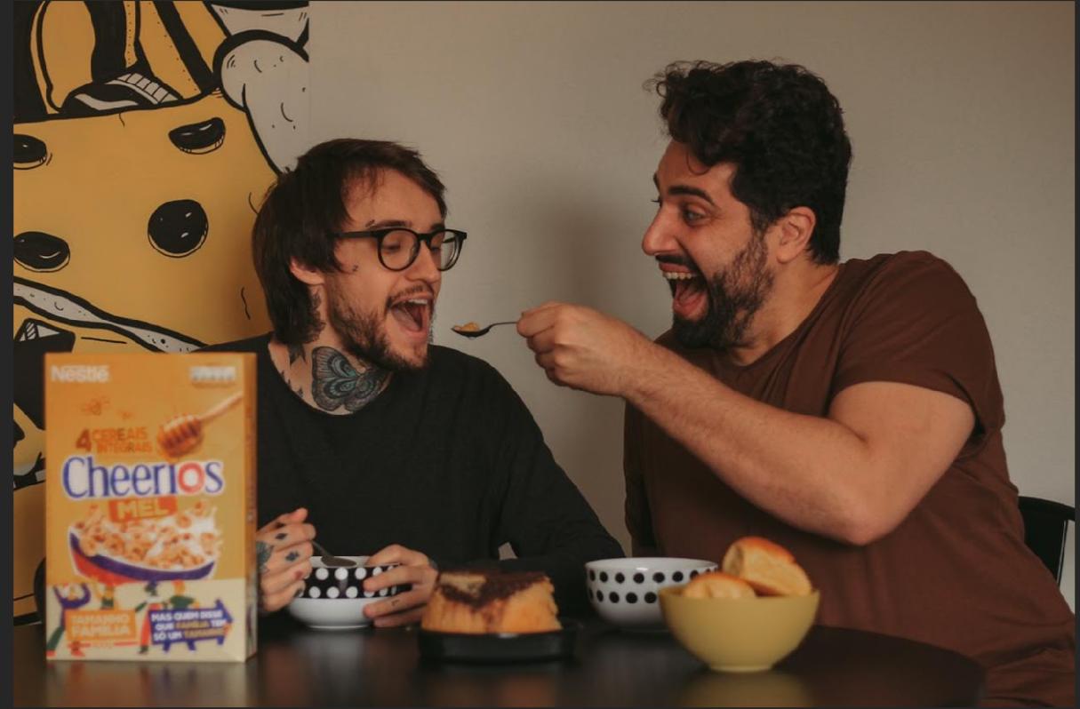 Casal Rafa (esq.) e Luke em foto para campanha do cereal Cheerios, da Nestlé (Divulgação)