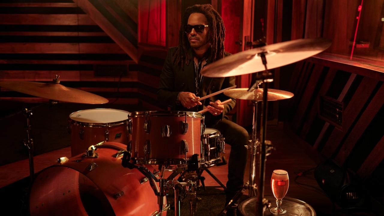 Lenny Kravitz protagoniza campanha global da cerveja Stella Artois, com estreia no Super Bowl, em 7 de fevereiro de 2021 (Divulgação)