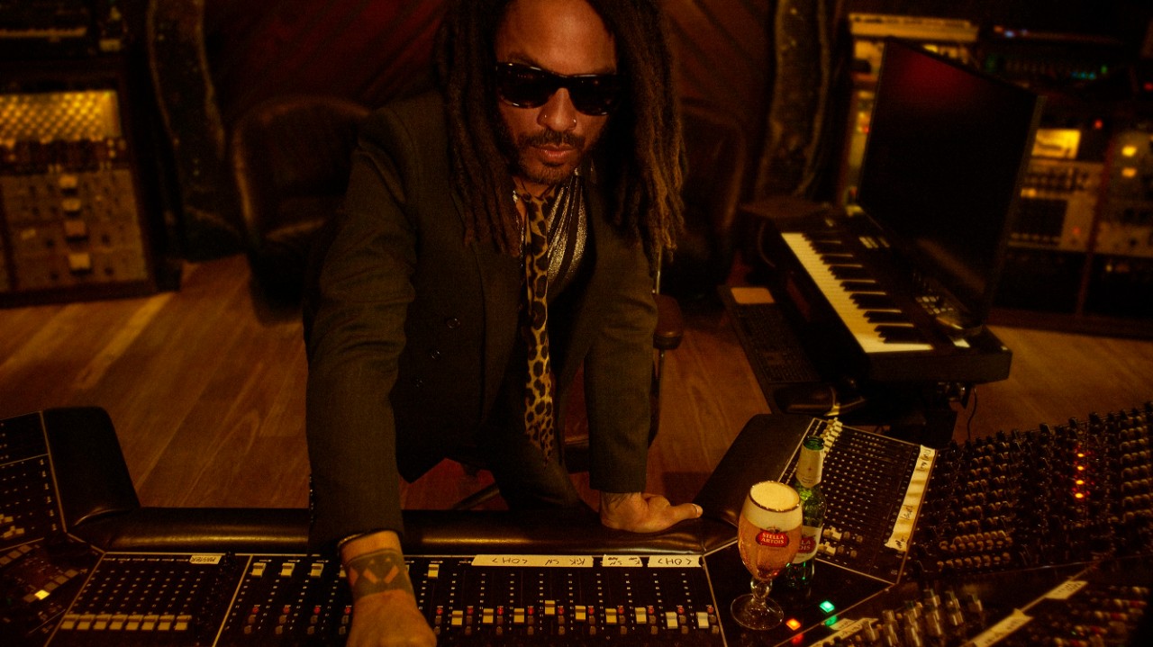 Lenny Kravitz protagoniza campanha global da cerveja Stella Artois, com estreia no Super Bowl, em 7 de fevereiro de 2021 (Divulgação)