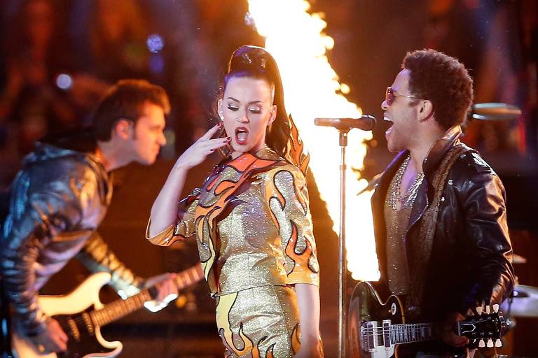 Lenny Kravitz (dir.) ao lado de Katy Perry em show no Spuer Bowl de 2015 (Christian Petersen - 1º.fev.2015/AFP)