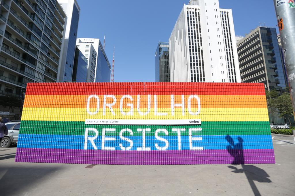 Mural feito com 3.000 latas de alumínio instalado na praça do Ciclista, em SP, para celebrar o Dia Internacional do Orgulho LGBT+; artista Rosalia Surreal ajudou na confecção (Divulgação)