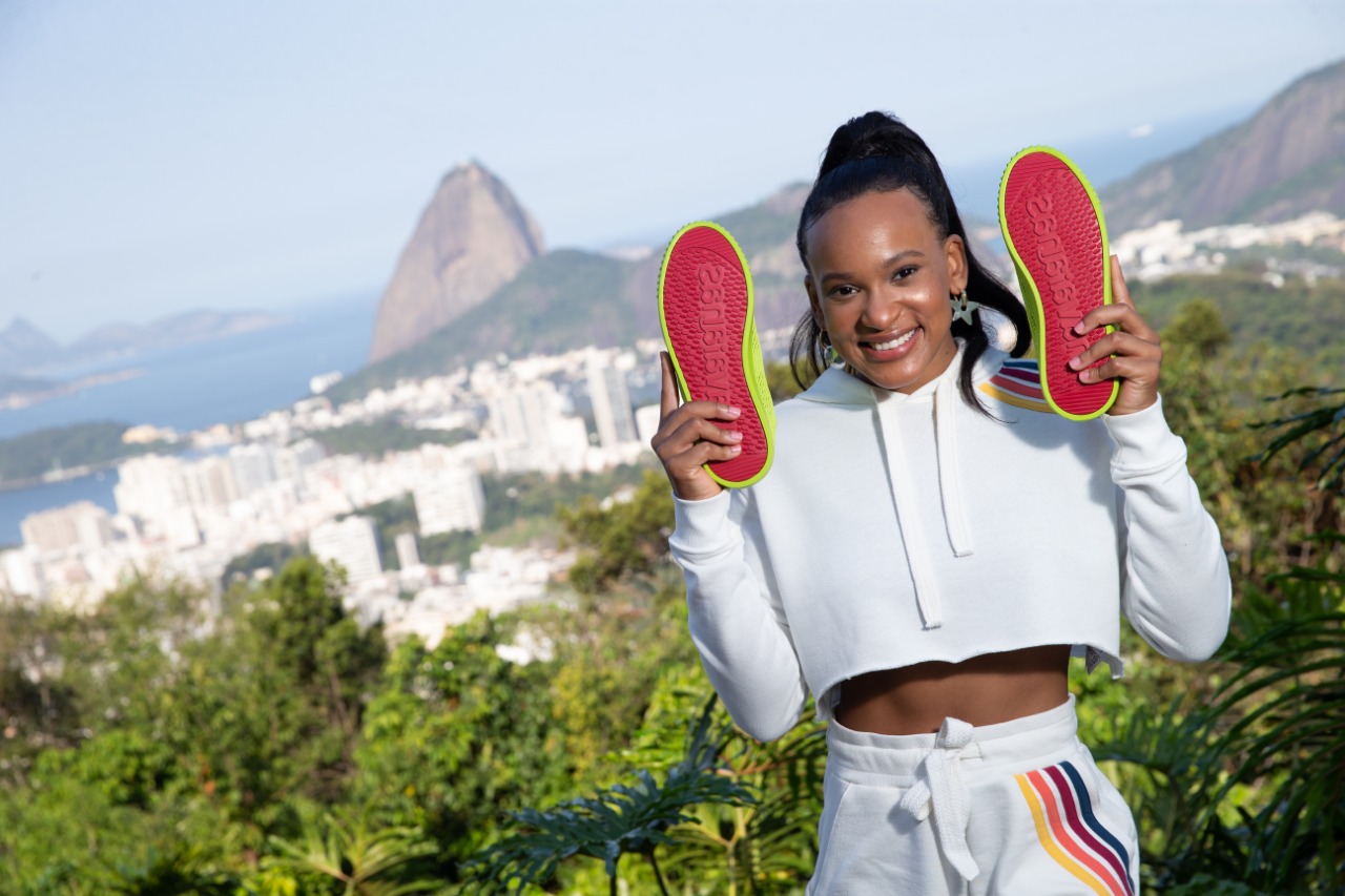 Ginasta Rebeca Andrade posa com tênis da Havaianas (Divulgação)