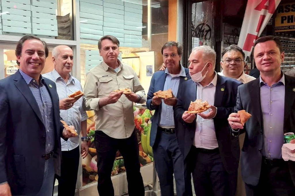 Bolsonaro come pizza com comitiva durante viagem à Nova York, onde participa da Assembleia Geral da ONU - @gilsonmachadoneto no Instagram